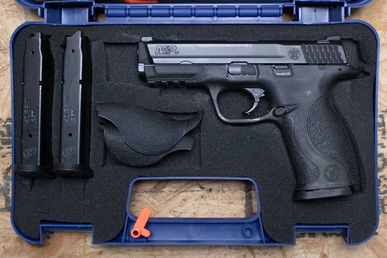 SMITH AND WESSON M&P40 40 S&W Police Trade-In Pistol with Extra Mags, Backstraps, Case
